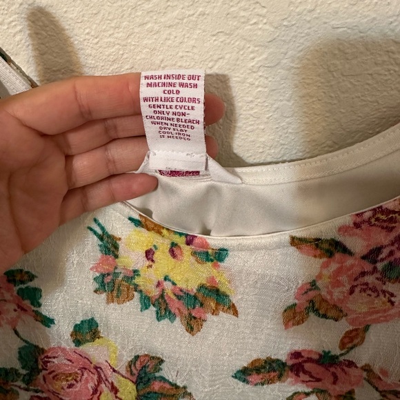 EUC CANDIE’S Floral Scoop Neck Crop Top - Picture 5 of 5